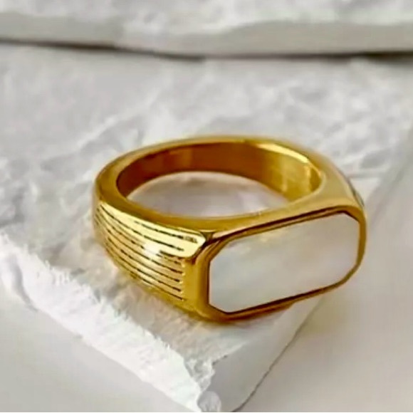Elegant Gold and Mother of Pearl Women's Ring - Picture 2 of 3